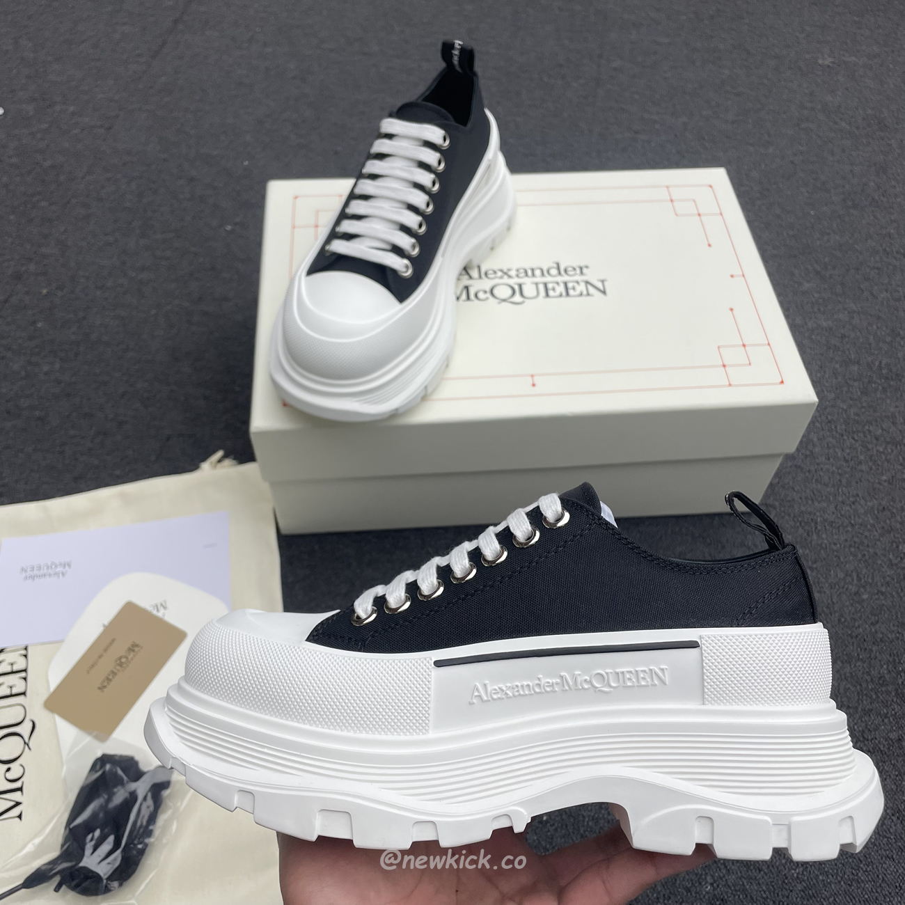 Alexander Mcqueen Tread Slick Low Lace Up Black White (13) - www.newkick.vip